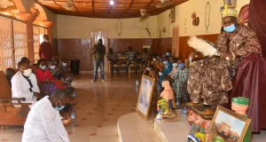 Au contact du Bénin/ Joël AIVO chez sa majesté Ola Oyeniran OJODOU 2, Oni SHABE, roi de Save.