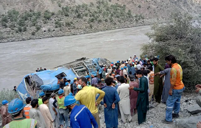 640x410_les-voisins-se-sont-reunis-devant-les-restes-du-car-qui-a-explose-dans-la-province-de-khyber (1)